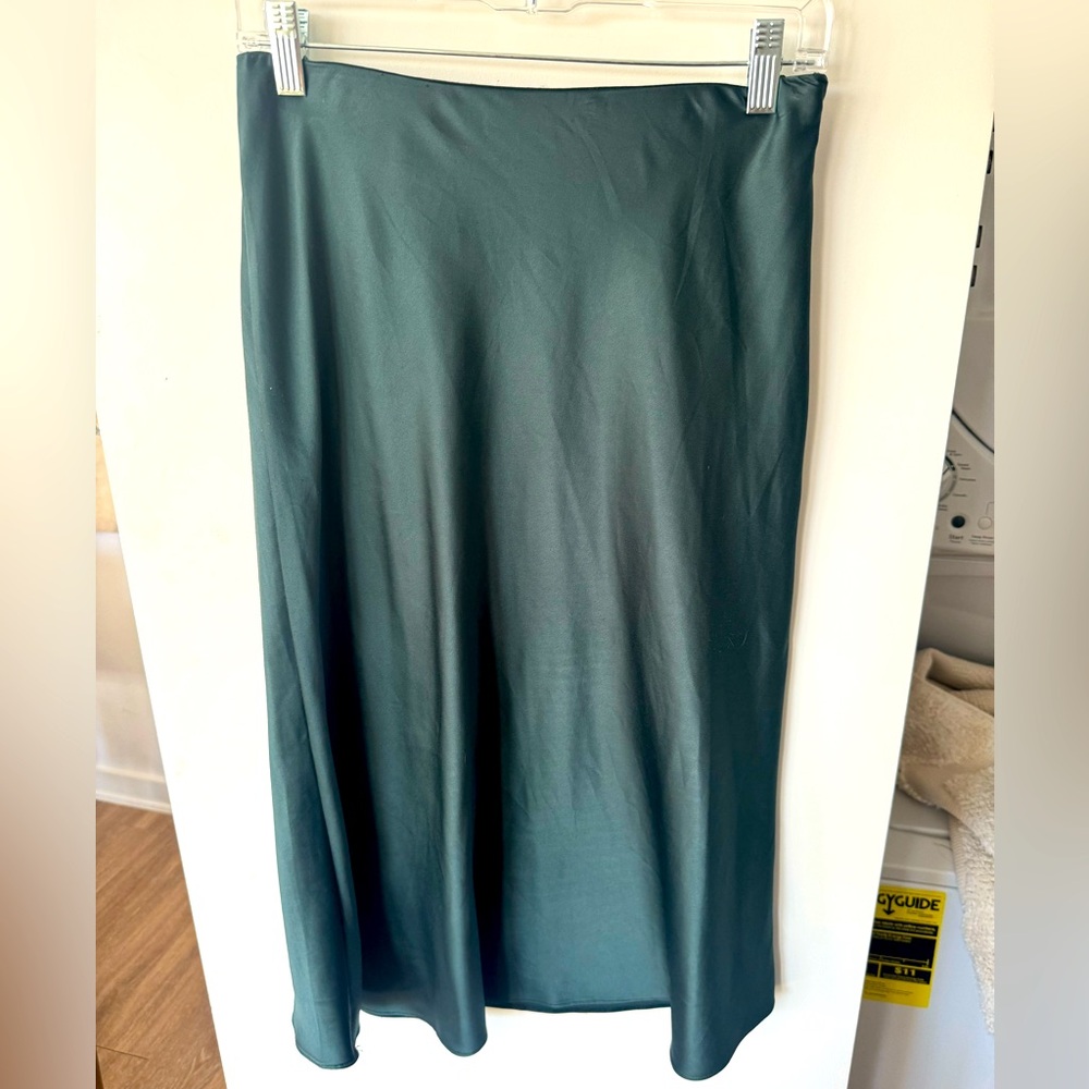 HUNTER GREEN LONG / MIDI SATIN SKIRT